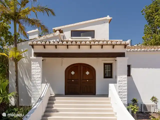 Villa La Joya | Espagne, Costa Blanca, Moraira - villa Porte d'entrée spacieuse avec une atmosphère espagnole.