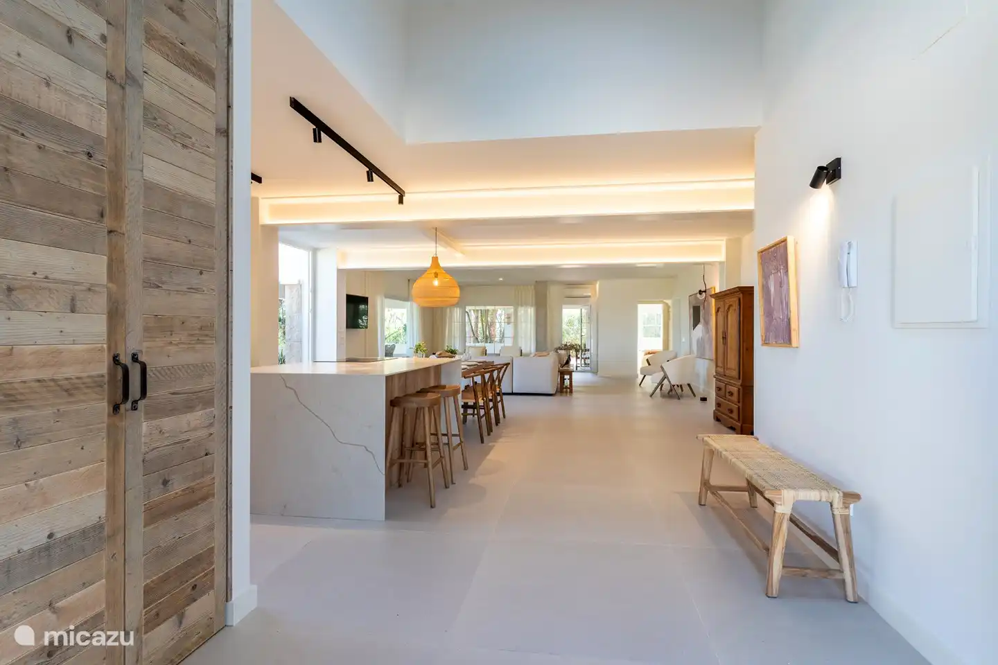 Geräumiges Wohnzimmer neben der Küche.