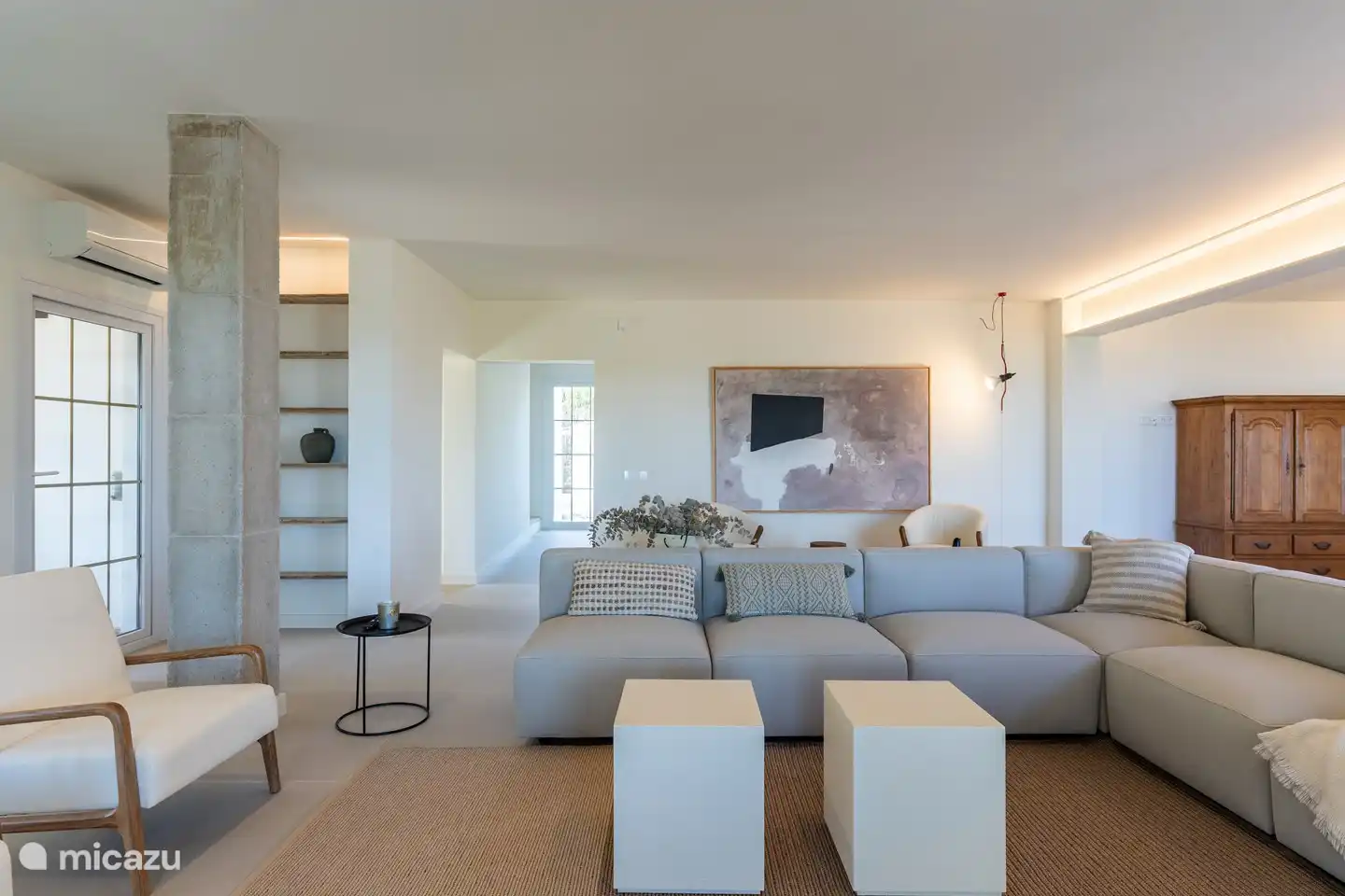 Gepflegtes Wohnzimmer mit einem geräumigen Sofa, um in Ruhe fernzusehen.