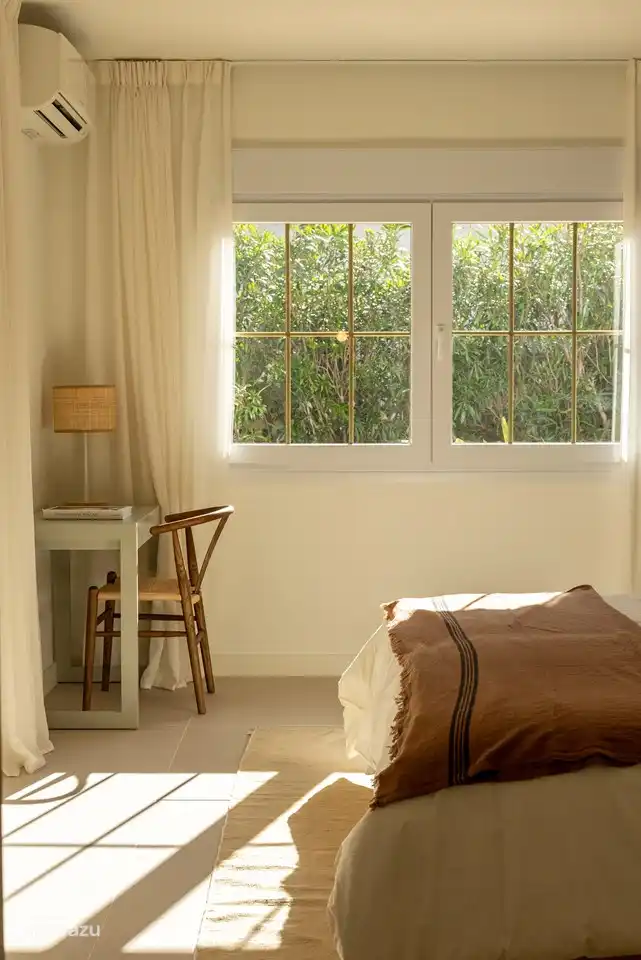 Kleiner Schreibtisch mit viel Tageslicht für konzentriertes Arbeiten.