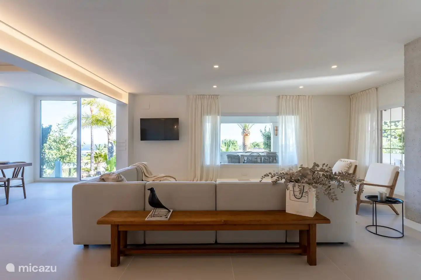 Wohnzimmer mit einem luxuriösen Sofa und zwei Stühlen.