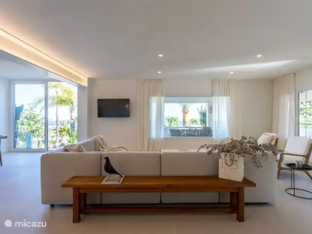 Villa La Joya | Espagne, Costa Blanca, Moraira - villa Salon avec un canapé luxueux et deux chaises.