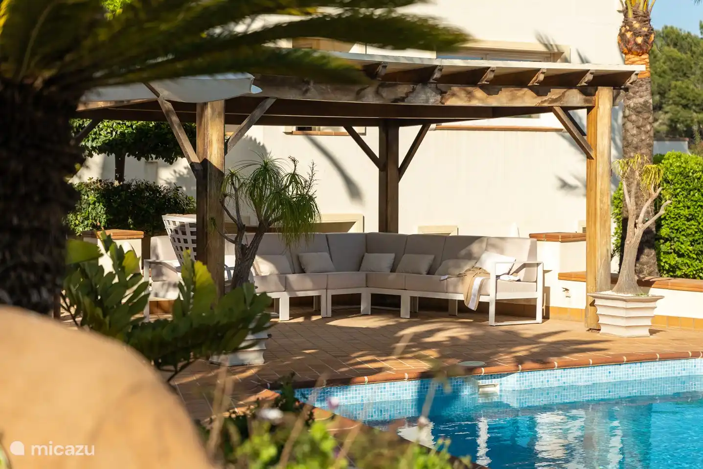 Luxuriöses Lounge-Set unter dem Baldachin.