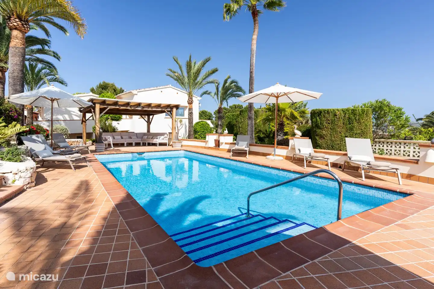 Einfacher Zugang über die Stufen zum Pool.