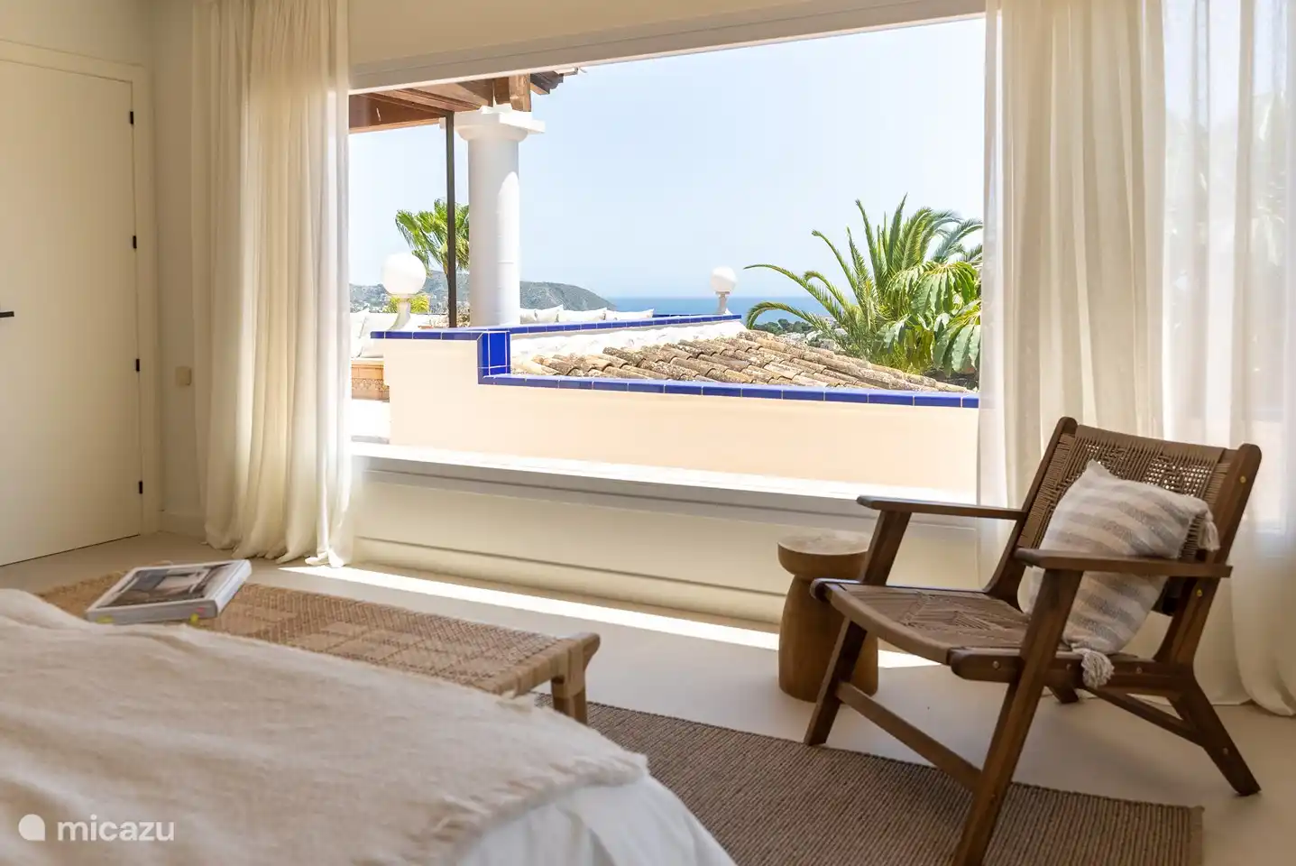 Schöne Aussicht auf das Meer, das man vom Schlafzimmer aus sehen kann.