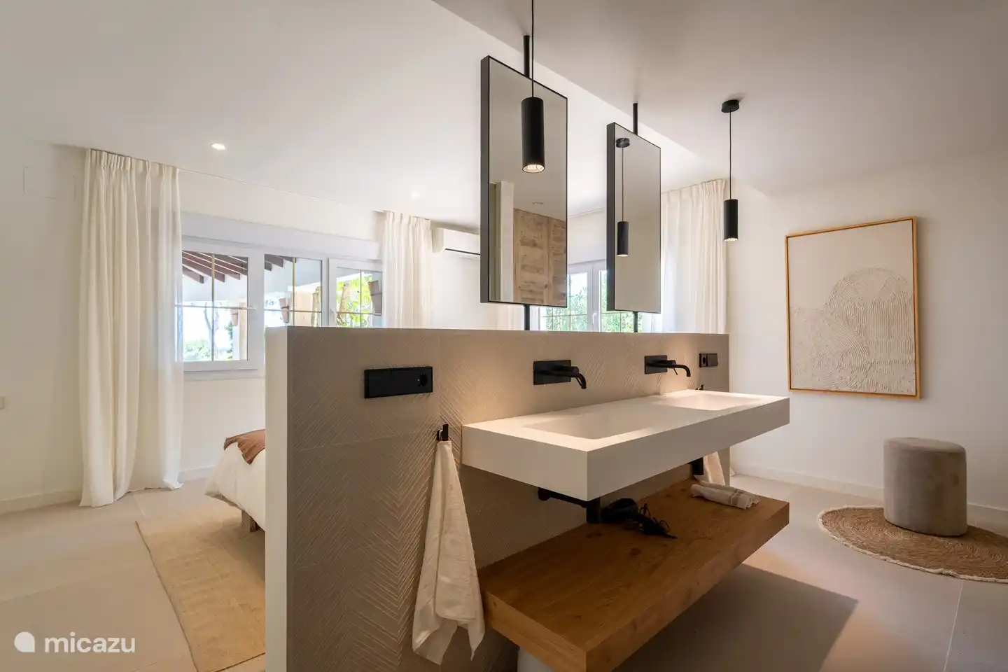 Hauptschlafzimmer mit modernem Badezimmer und atemberaubender Aussicht.