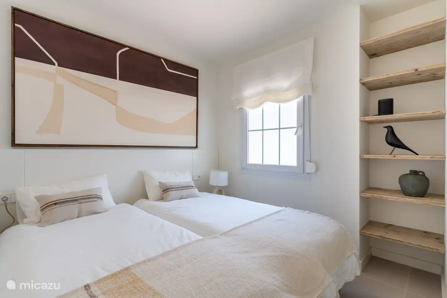 Schlafzimmer mit beruhigender Architektur und einem Doppelbett.