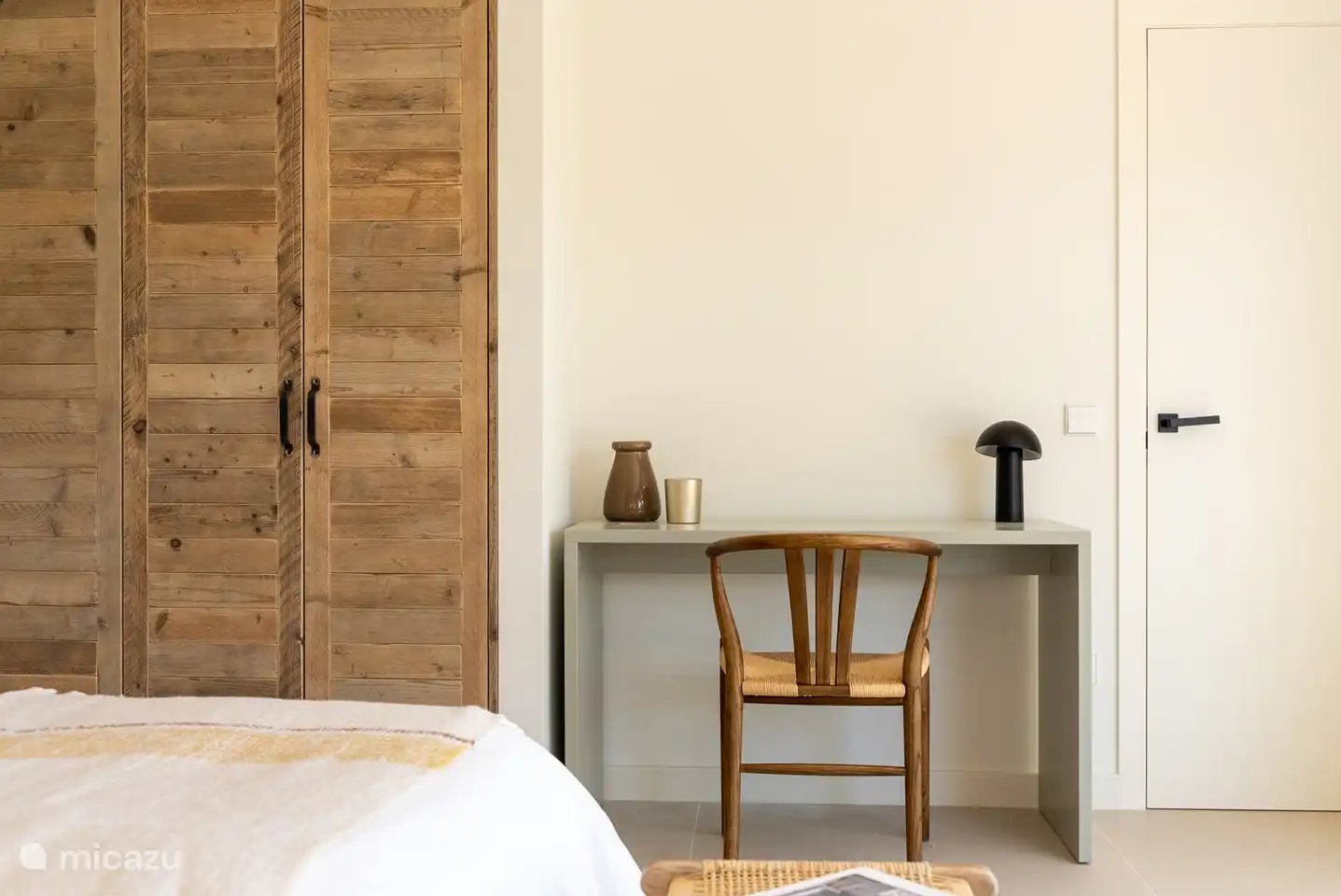 Kleiner und entspannender Schreibtisch zum Arbeiten.