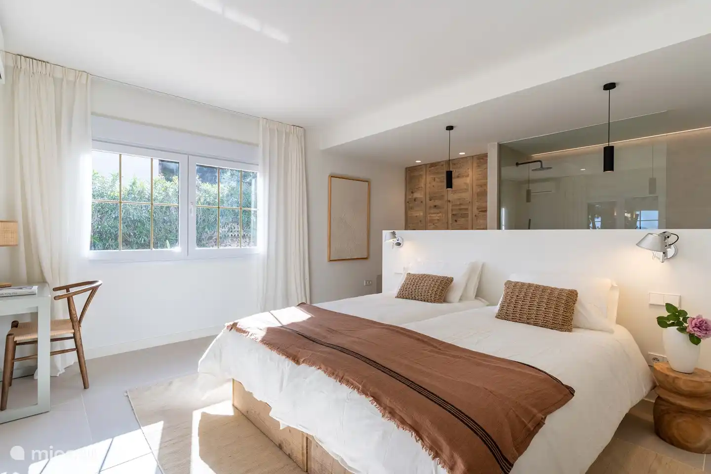 Geräumiges Schlafzimmer mit luxuriösem Badezimmer