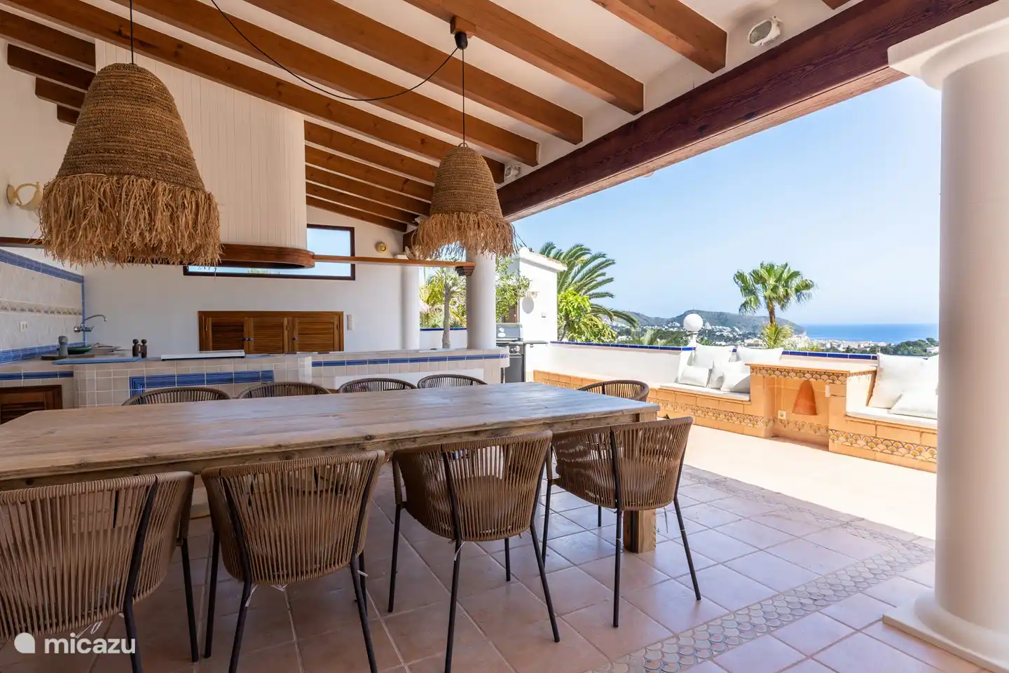 Außenküche mit Grill und Meerblick