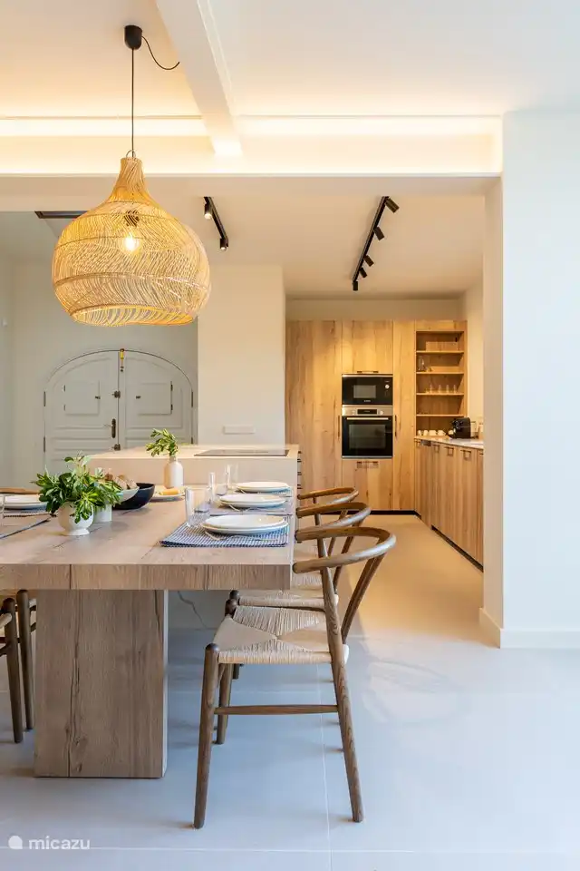 Küche mit notwendigen Einrichtungen.