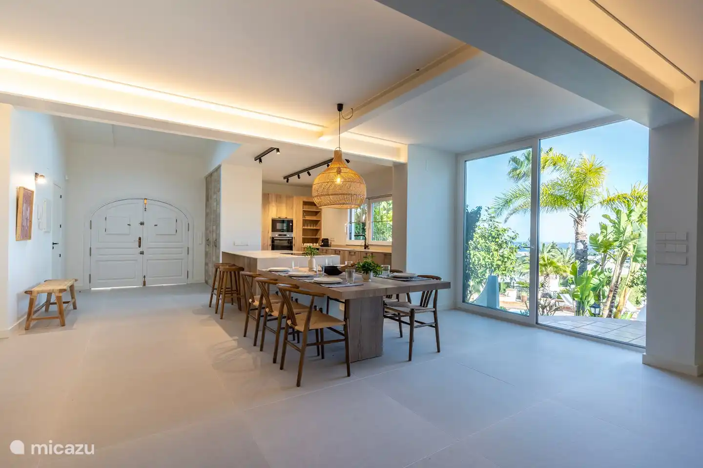 Esstisch mit Blick auf den sonnigen Garten.