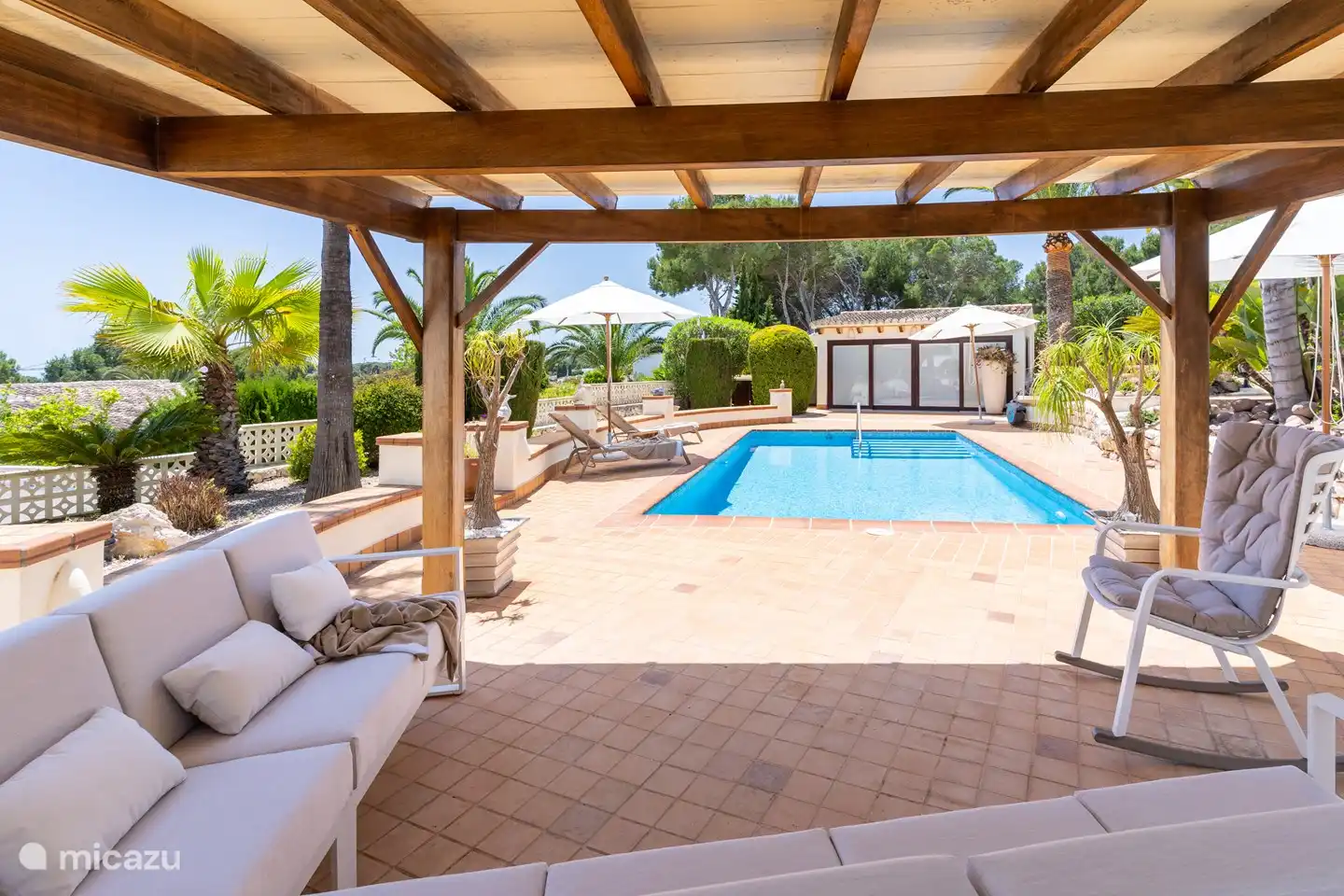 Luxuriöse Überdachung entlang des Pools.