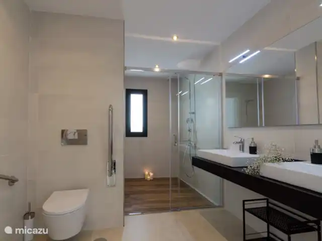 Villa Royal Salobrena huren in Spanje, Costa Tropical, Salobreña - villa Royale badkamer met dubbele wastafel en regendouche. De badkamer is toegankelijk voor rolstoelen.