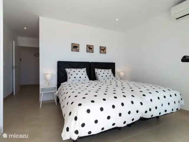Villa Royal Salobrena huren in Spanje, Costa Tropical, Salobreña - villa Slaapkamer met 2 1-persoonsbedden en en-suite badkamer. De slaapkamer is toegankelijk voor rolstoelen.