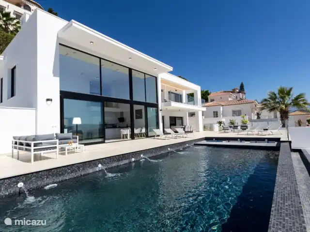 Villa Royal Salobrena huren in Spanje, Costa Tropical, Salobreña - villa Het 'infinity zwembad heeft een dek met zonnecellen, waardoor het elektriciteitsverbruik tot een minimum wordt beperkt.