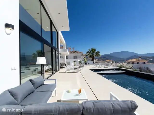 Villa Royal Salobrena huren in Spanje, Costa Tropical, Salobreña - villa Vanuit het zwembad kijkt u uit op de imposante bergen van de Sierra Nevada met in de winter de besneeuwde bergtoppen.