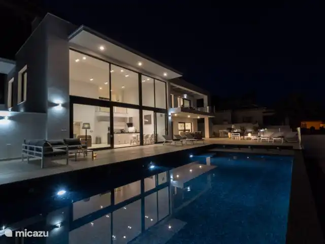 Villa Royal Salobrena huren in Spanje, Costa Tropical, Salobreña - villa Het zwembad is 's-avonds schitterend verlicht.