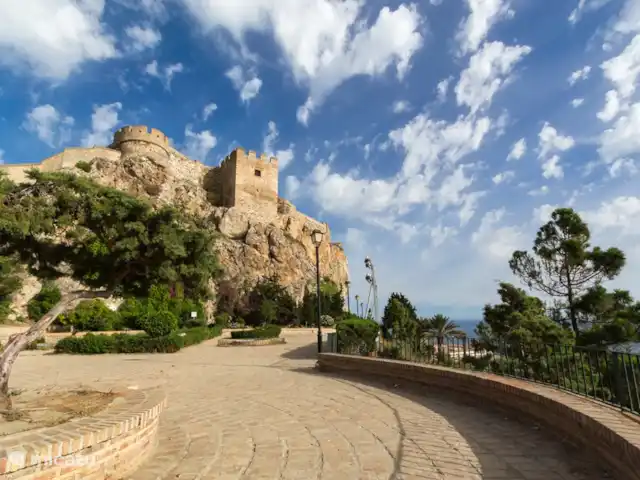 Villa Royal Salobrena huren in Spanje, Costa Tropical, Salobreña - villa Het Moorse kasteel van Salobrena, dat 's-avonds romantisch wordt verlicht.