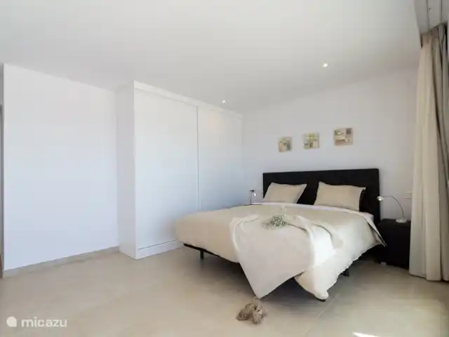 Villa Royal Salobrena huren in Spanje, Costa Tropical, Salobreña - villa Slaapkamer met king size bed en en suite badkamer. De slaapkamer is toegankelijk voor rolstoelen.