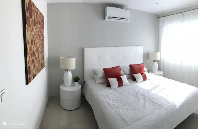 Luxe slaapkamer met en suite badkamer. 