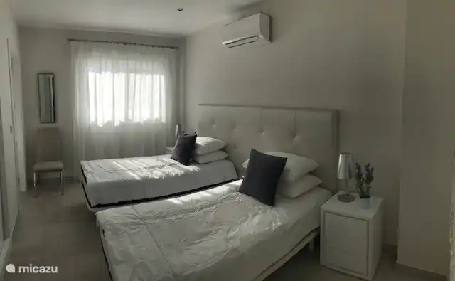 De villa heeft 3 slaapkamers op de grondverdieping. 