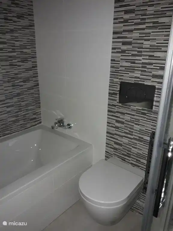 Luxe badkamer met bad.