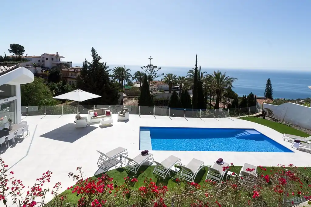 Op het terras kunt u van zonsopgang tot zonsondergang genieten van de Spaanse zon. 