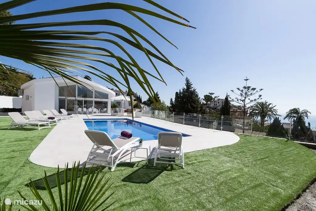 Prachtige moderne 10-persoons villa met verwarmd prive-zwembad. 