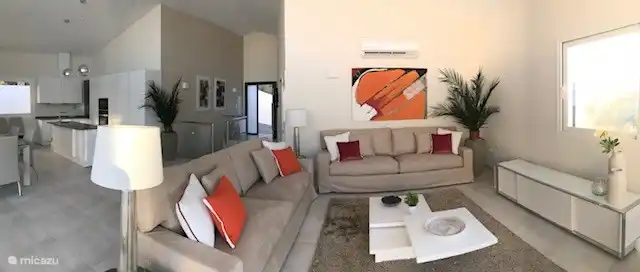 De woonkamer met open keuken zijn van alle gemakken voorzien.