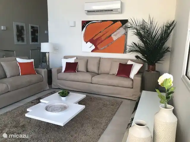 villaplata en España, Costa Tropical, Salobreña - villa La luminosa y acogedora sala de estar tiene puertas corredizas de vidrio a la terraza con piscina.