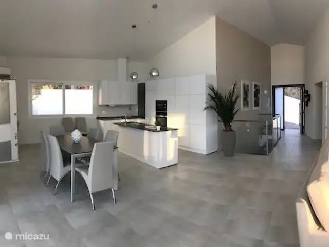 villaplata en España, Costa Tropical, Salobreña - villa El salón y la terraza con piscina son accesibles para sillas de ruedas.