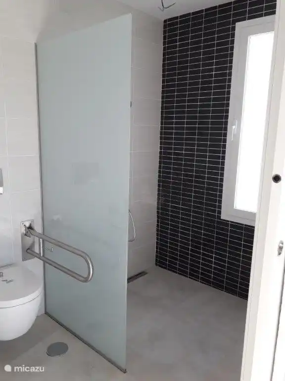 En suite badkamer, die rolstoel toegankelijk is. 