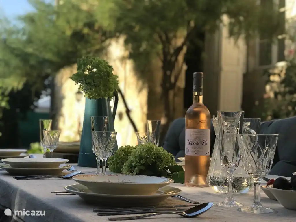 Abendessen im Hinterhof