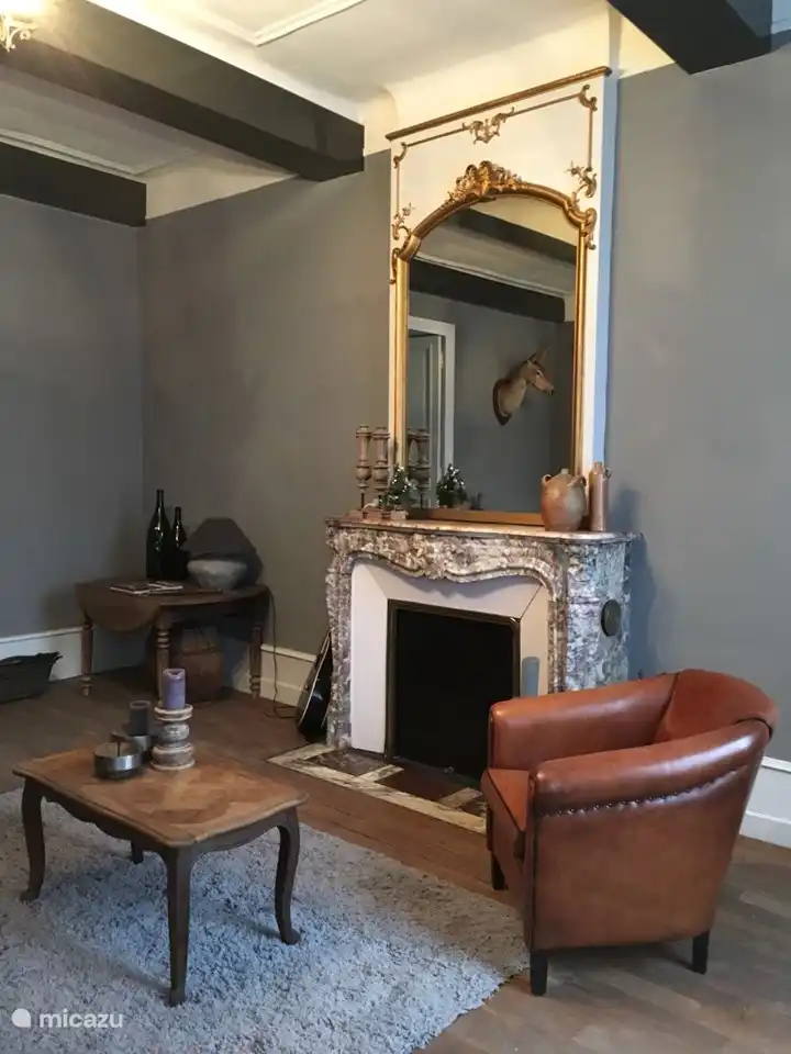 Wohnzimmer an der Vorderseite des Hauses (Kamin nicht mehr in Gebrauch)