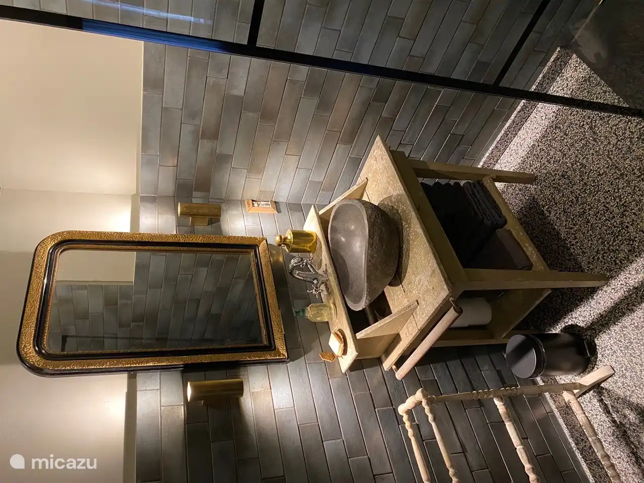 Ein zweites kleineres renoviertes Badezimmer (nicht neben den Schlafzimmern)