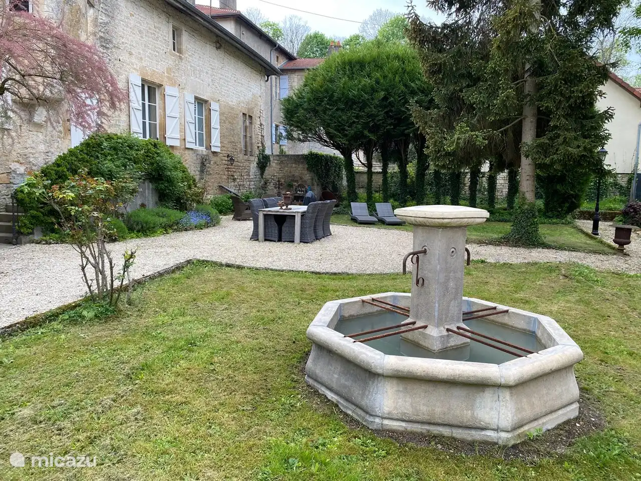 Atmosphärischer ummauerter Garten, ideal für Kinder / Haustiere
