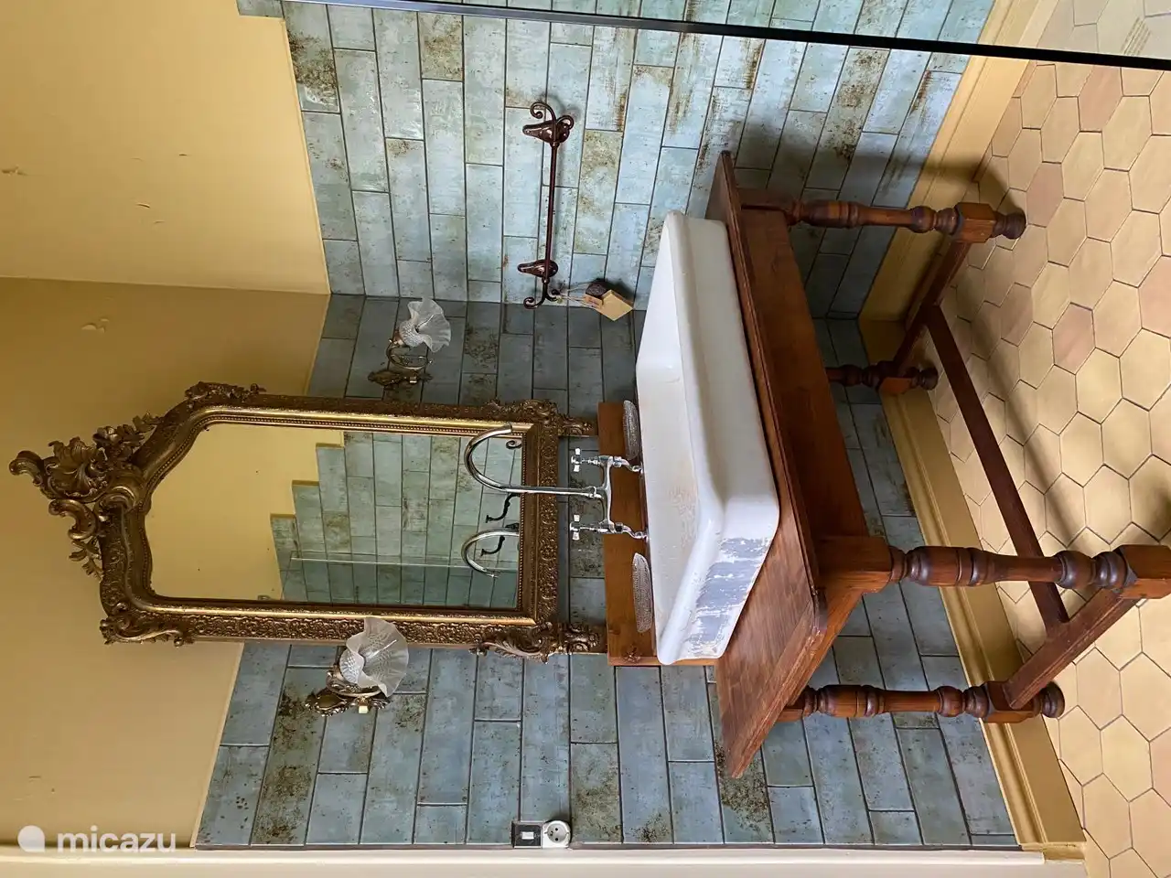 Renoviertes Badezimmer neben dem Hauptschlafzimmer im französischen Stil