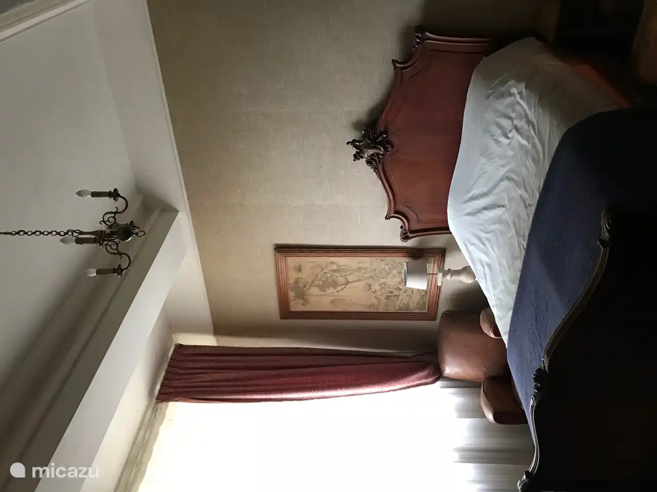 Zweites Schlafzimmer mit Doppelbett (140 cm). Das dritte Schlafzimmer hat 2 Einzelbetten und ist durch dieses Zimmer zugänglich.