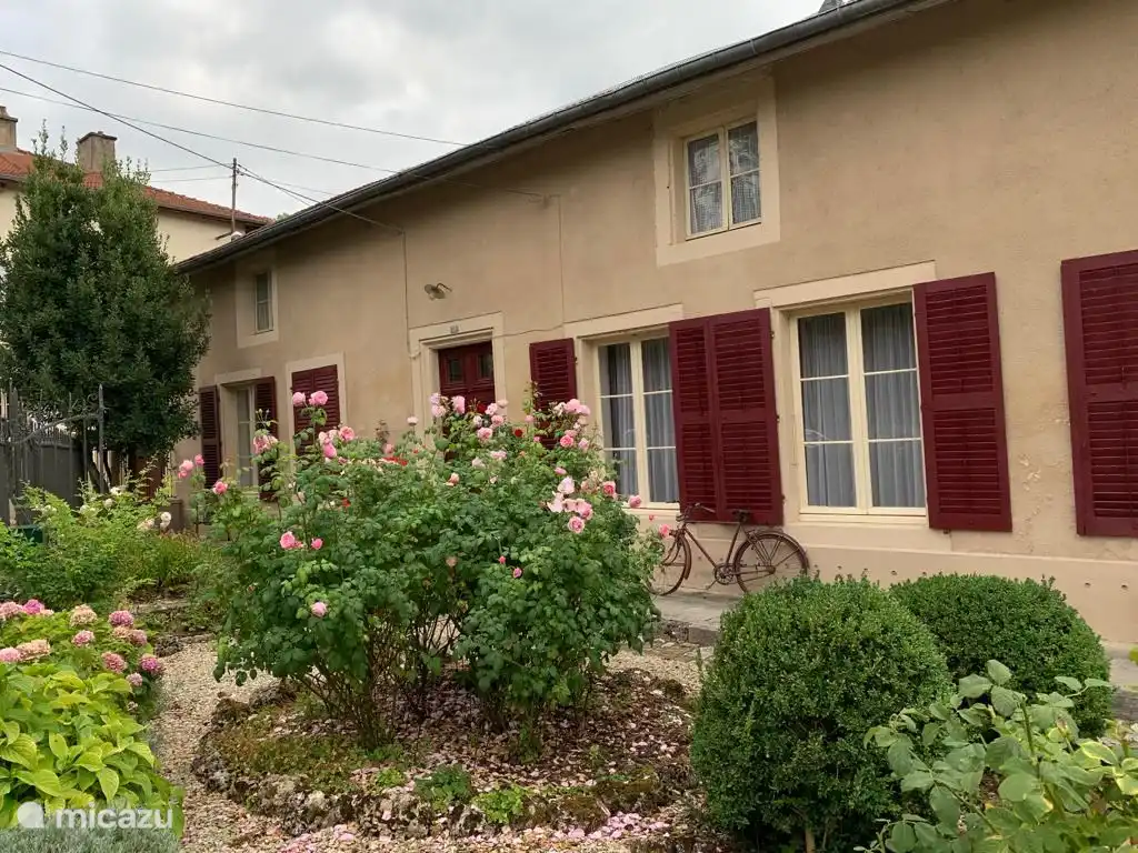 Vor dem Haus von der Straße aus gesehen