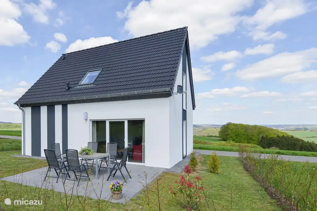 La luxueuse maison de vacances Pulvermaar pour 6 personnes, avec une vue unique sur les collines de l'Eifel.
