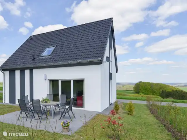 6 persoons vakantiehuis Pulvermaar huren in Duitsland, Eifel, Gillenfeld - vakantiehuis De luxe 6 persoons vakantiewoning Pulvermaar, met uniek uitzicht over de heuvelachtige Eifel.
