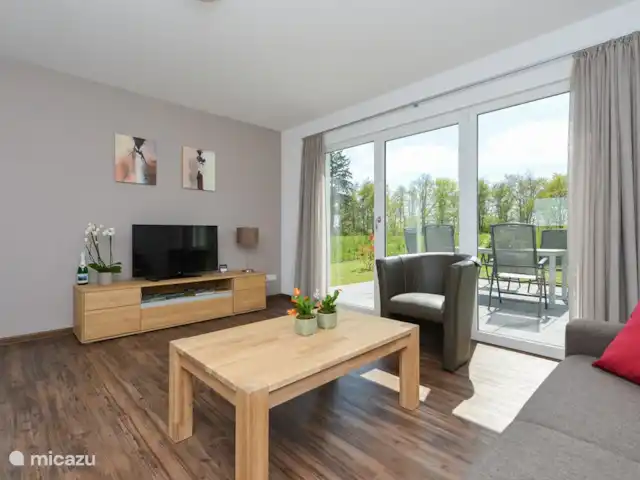 6 persoons vakantiehuis Pulvermaar huren in Duitsland, Eifel, Gillenfeld - vakantiehuis Woonkamer met openslaande deuren naar het eigen terras.