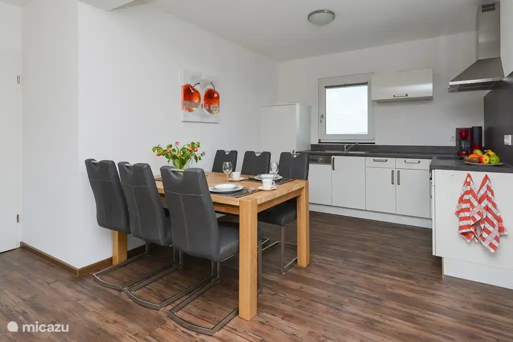 Cuisine ouverte avec table à manger.