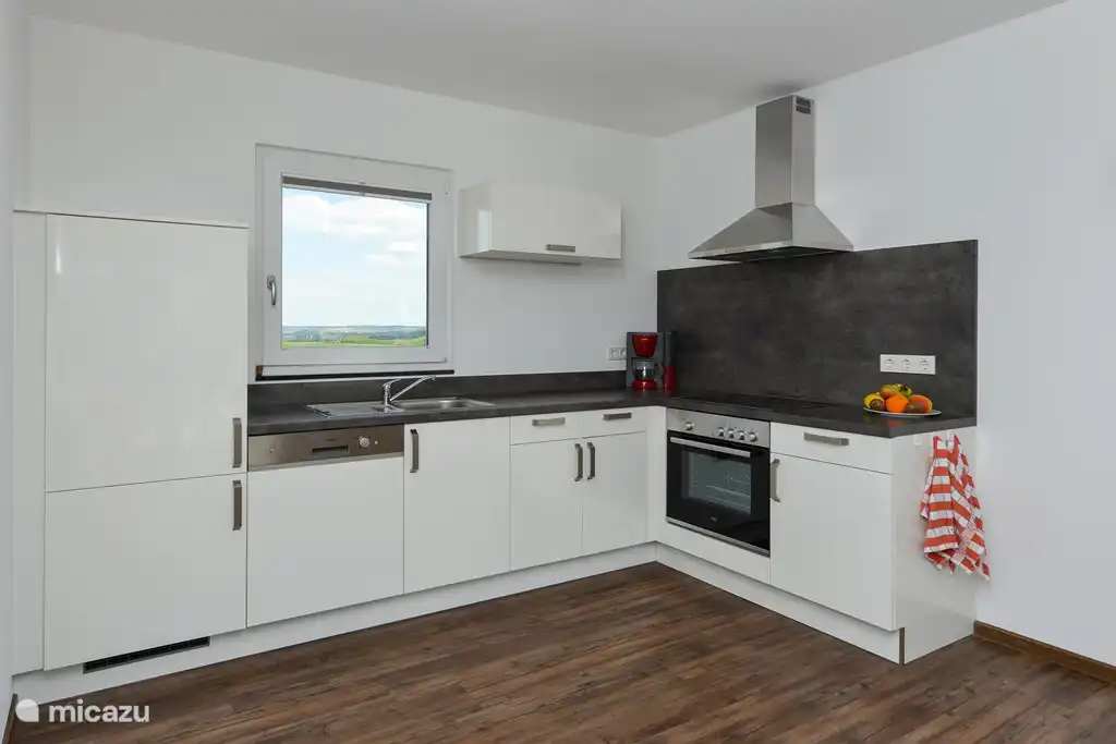 Cuisine spacieuse, ouverte, entièrement équipée.