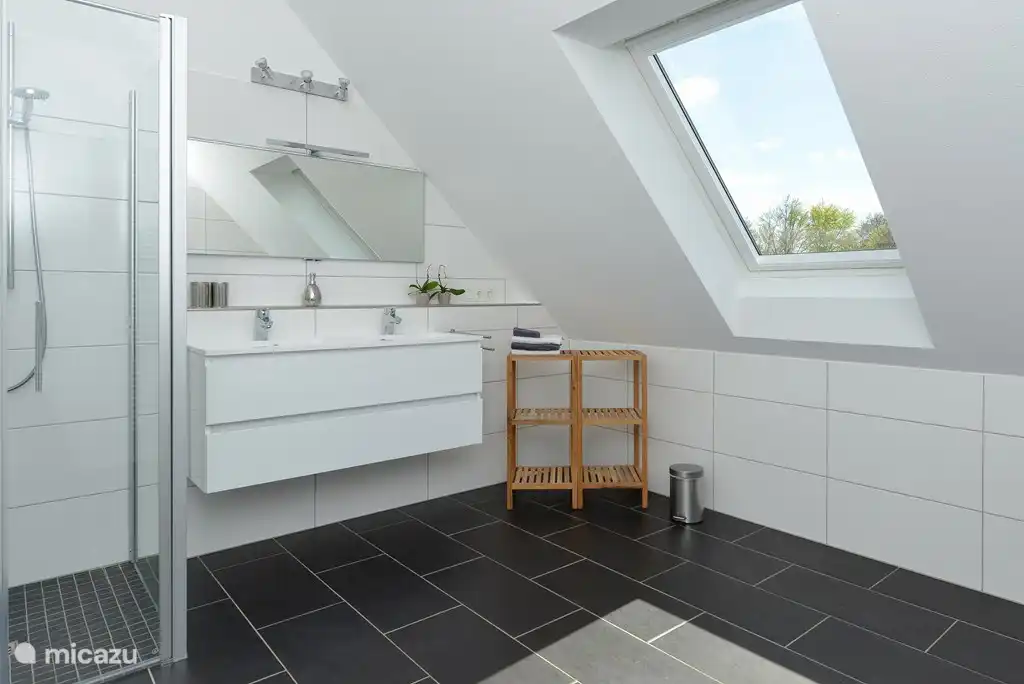 Grande salle de bain au 1er étage. Certaines maisons sont équipées d'une cabine infrarouge.