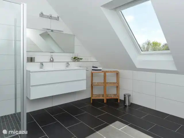 6 persoons vakantiehuis Pulvermaar huren in Duitsland, Eifel, Gillenfeld - vakantiehuis Grote badkamer op 1e etage. Enkele woningen voorzien van infraroodcabine.