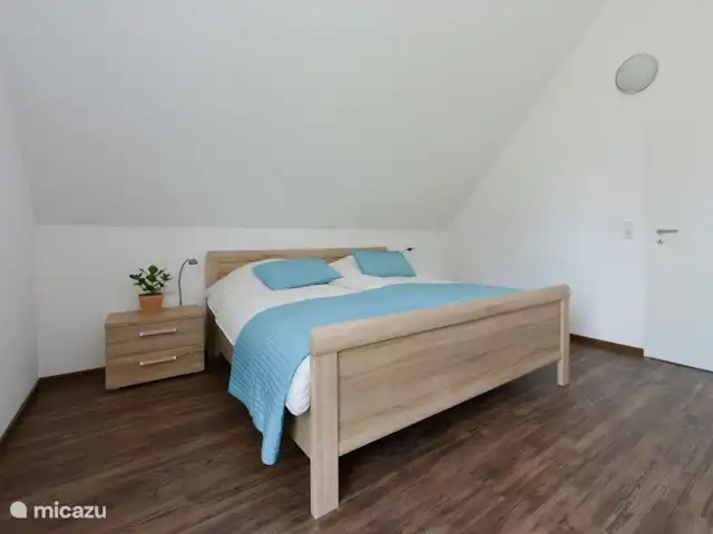 6 persoons vakantiehuis Pulvermaar huren in Duitsland, Eifel, Gillenfeld - vakantiehuis Grote slaapkamer met tweepersoonsbed op 1e etage.