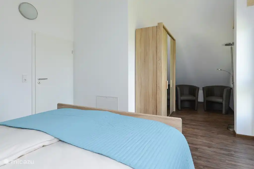 Grande chambre avec lit double au 1er étage avec grande armoire.