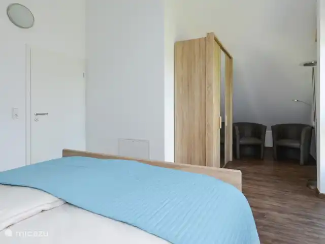 6 persoons vakantiehuis Pulvermaar huren in Duitsland, Eifel, Gillenfeld - vakantiehuis Grote slaapkamer met tweepersoonsbed op 1e etage met grote kledingkast.